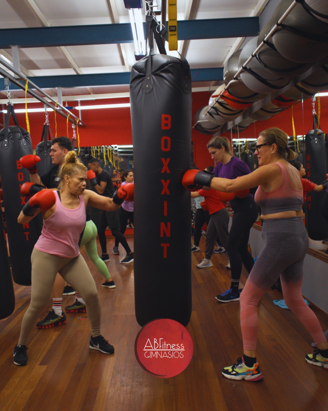 Clase de boxeo con guantes