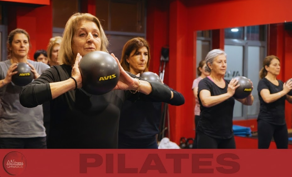 Clase de Pilates en colchoneta