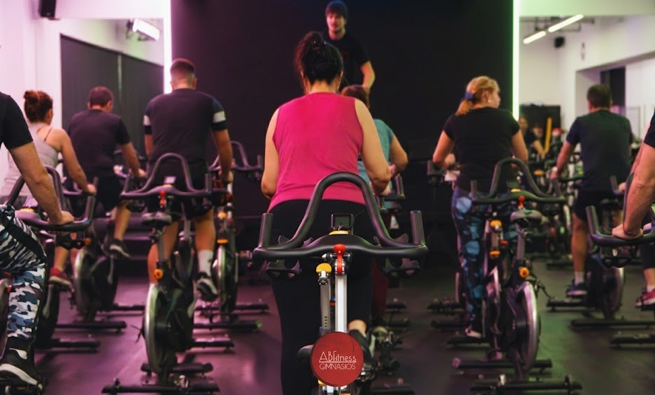 Clase de spinning en bicicleta estática